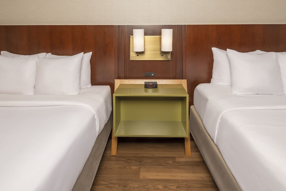 Room, 2 Queen Beds, Non Smoking (Pet Friendly) - Photo 3