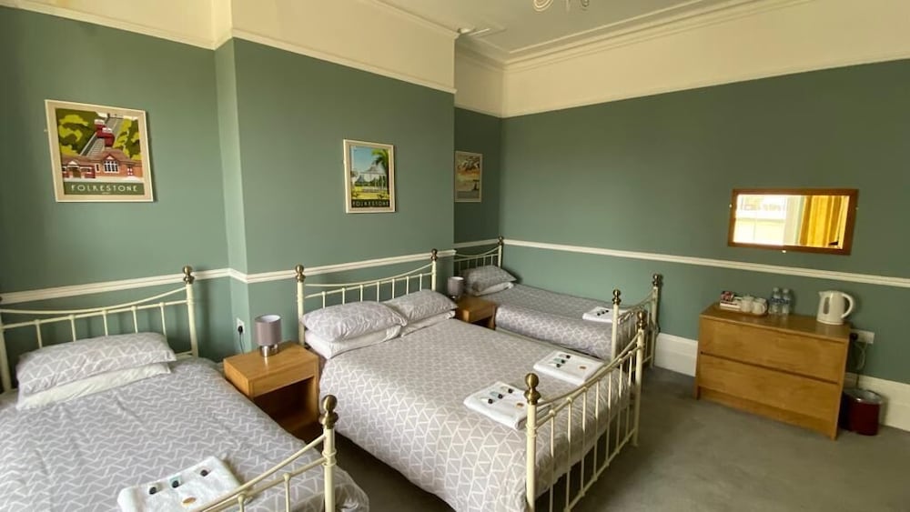 Basic Suite, Ensuite photo 3