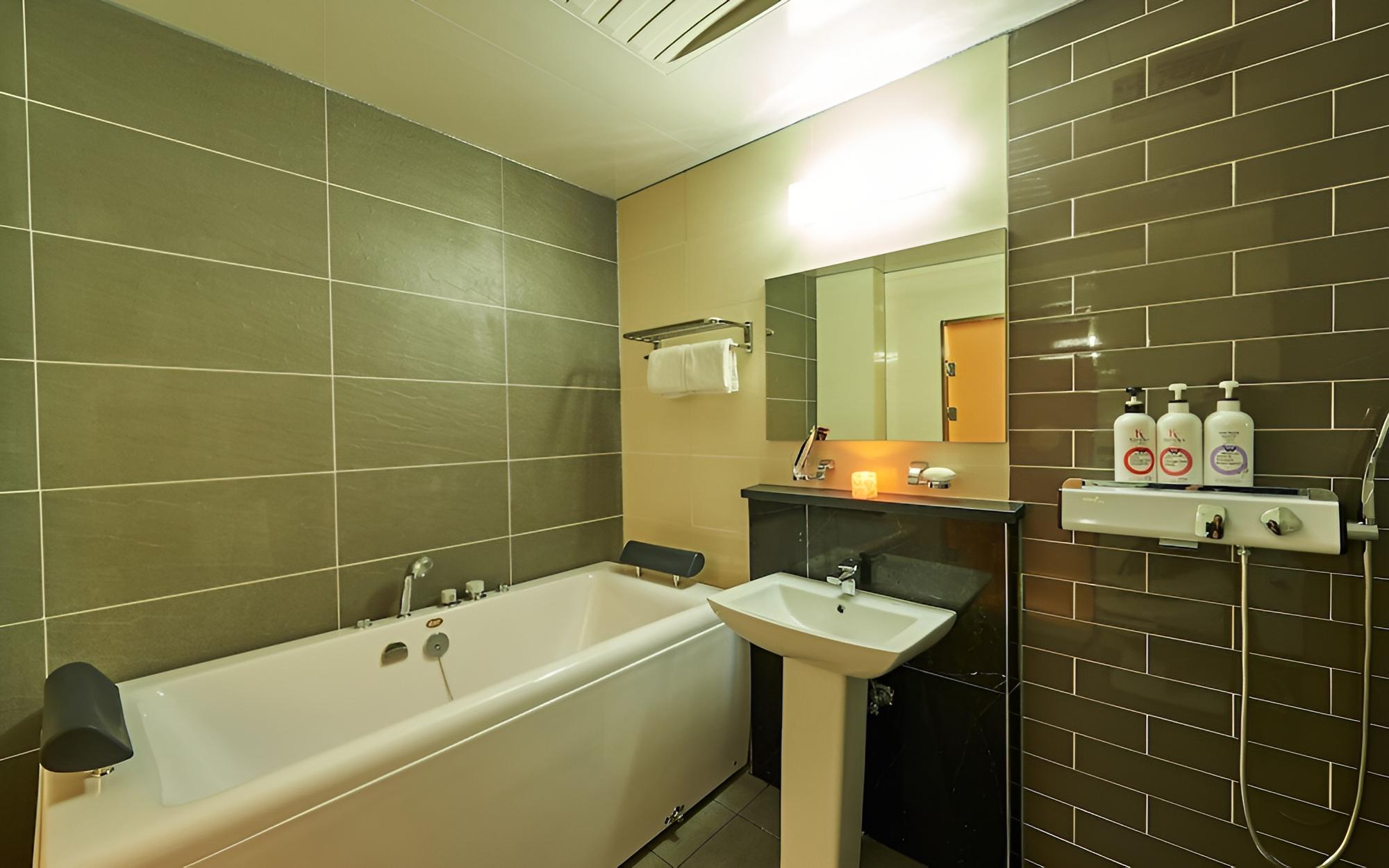 Room (Twin (Large Jetted Spa Tub)) - Photo 7