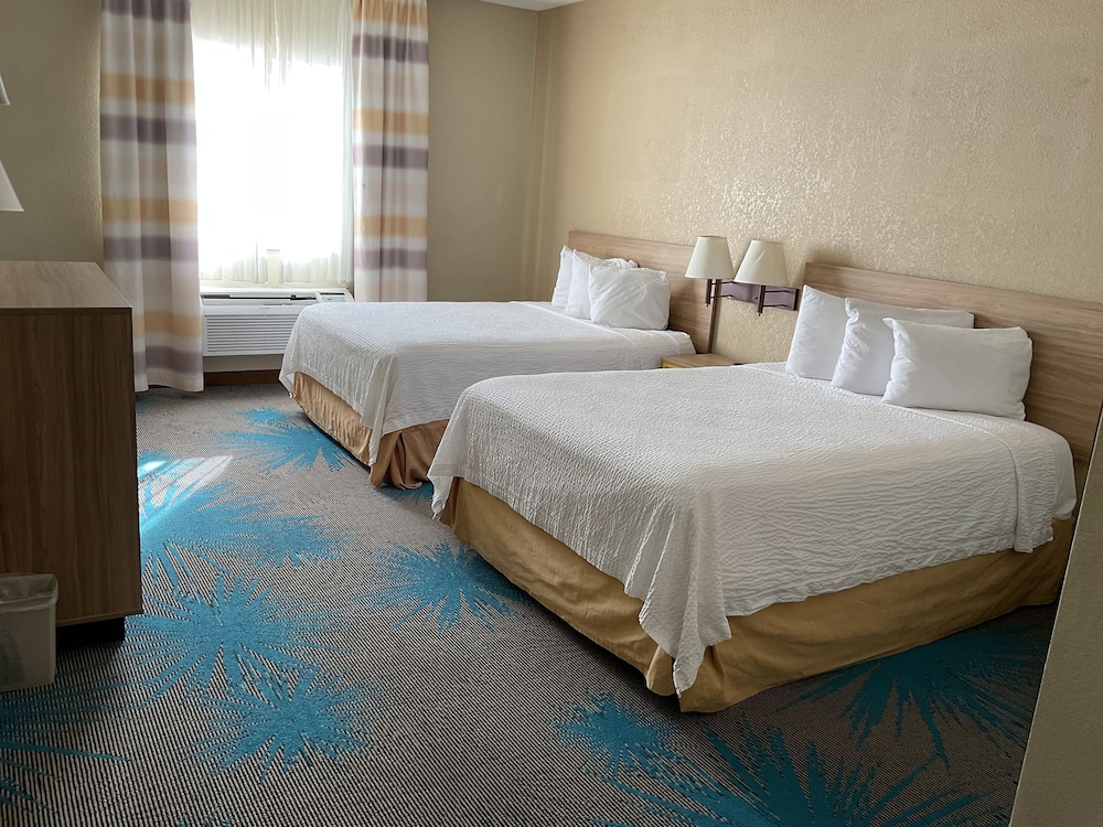 Standard Room, 2 Queen Beds - Photo 2