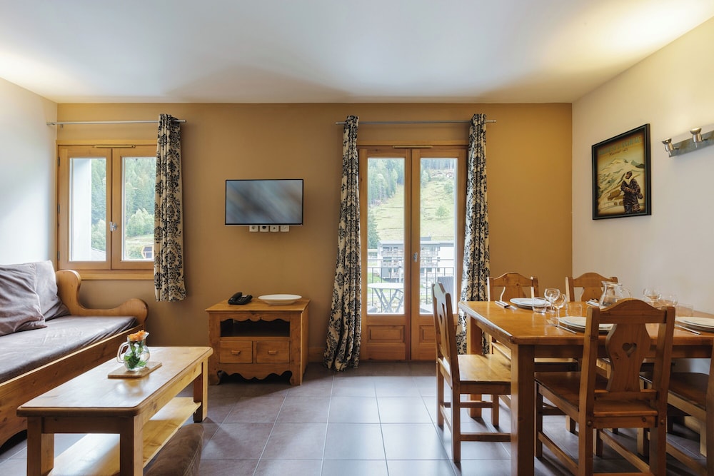 Family Apartment, Multiple Bedrooms (Vallorcine Buet 42 ski in / ski out) Family Apartment, Multiple Bedrooms (Vallorcine Buet 42 ski in / ski out)