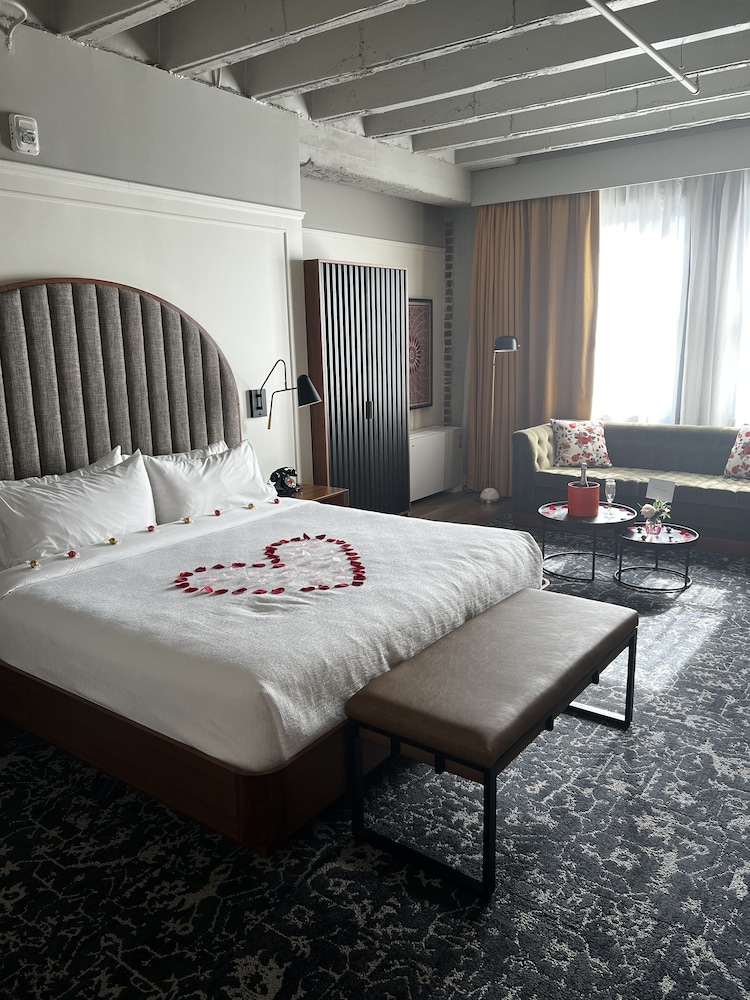 Suite, 1 King Bed - Photo 7