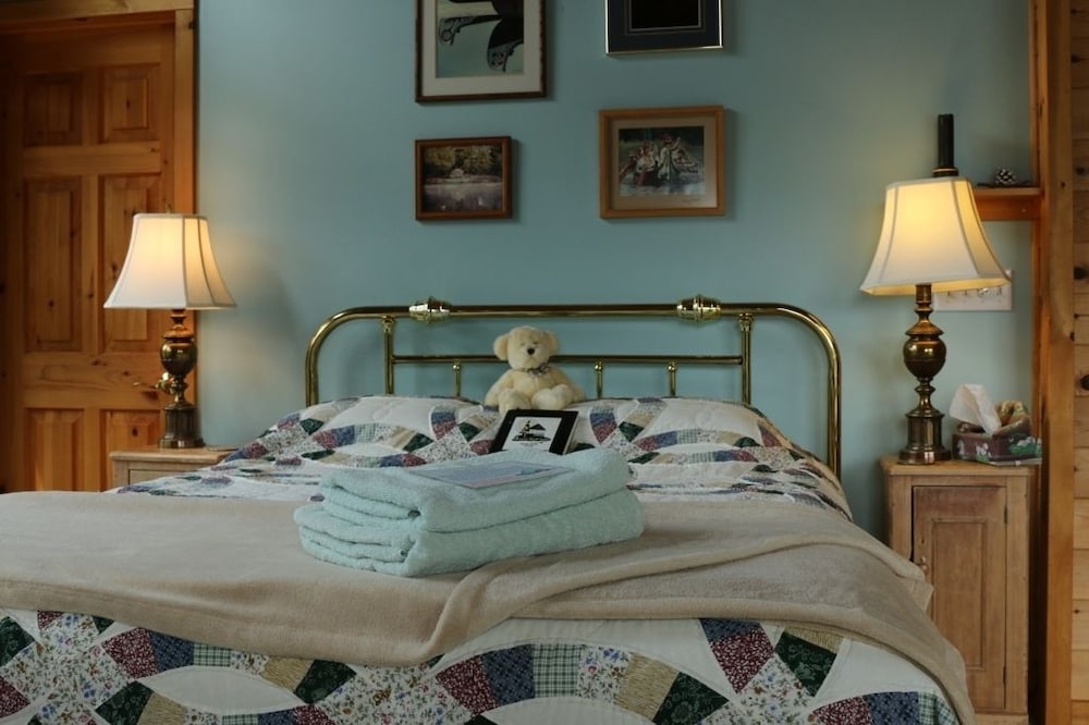Deluxe Suite, 1 Queen Bed, Fireplace, Lake View (Walter) photo 1