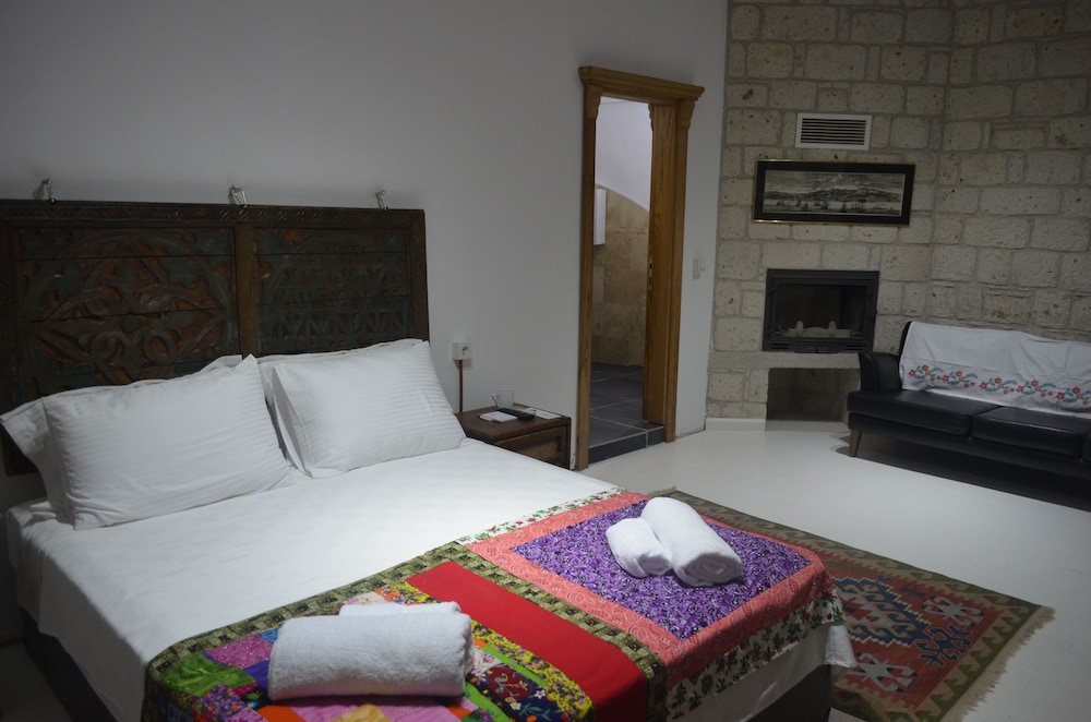 Deluxe Room, 1 Queen Bed, Fireplace, Pool View
