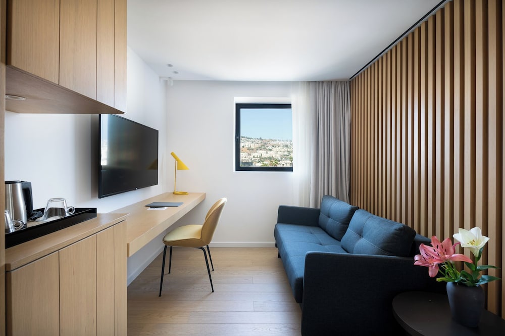 Junior Suite, City View - Photo 3
