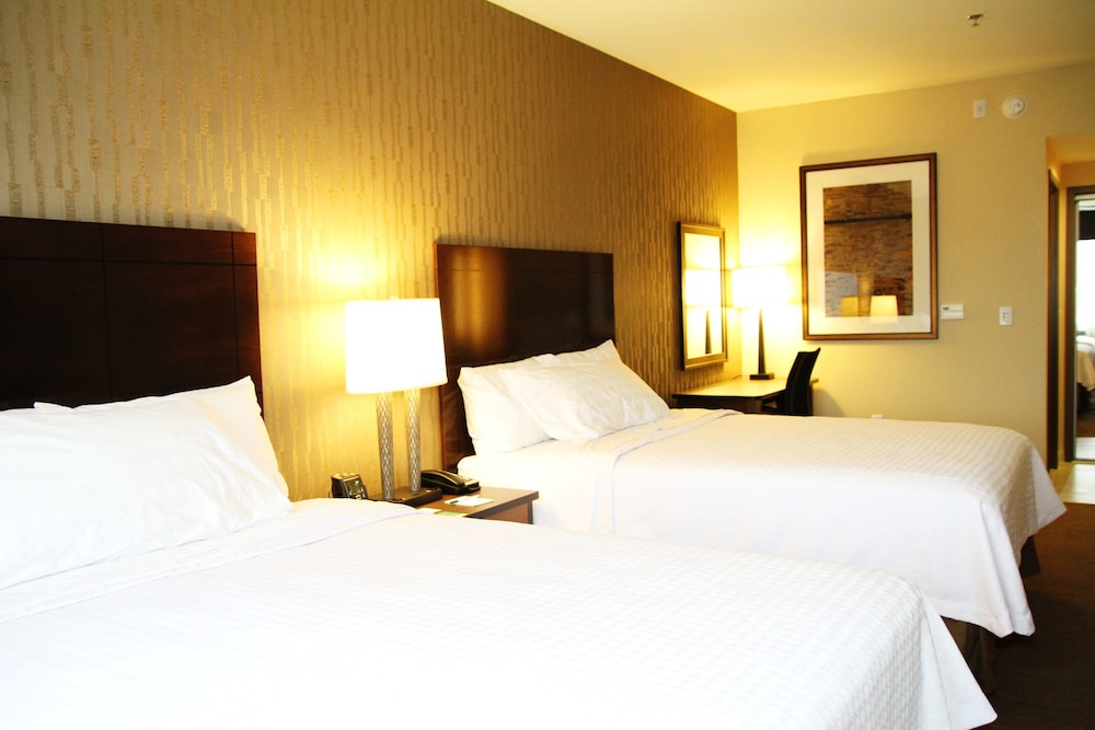Suite, 2 Queen Beds photo 2