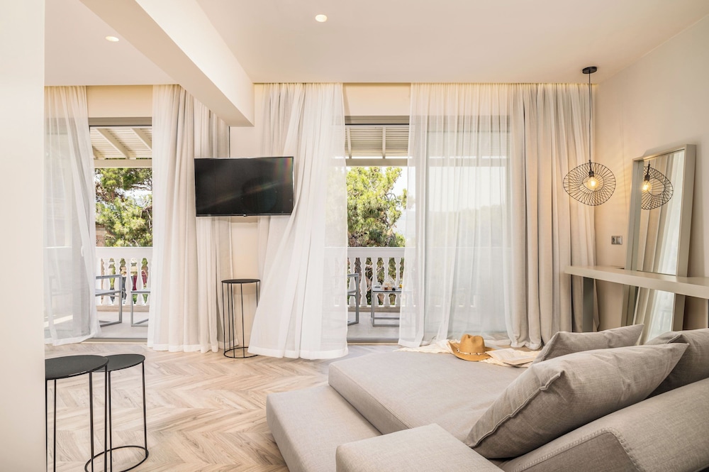Luxury Suite - Photo 13