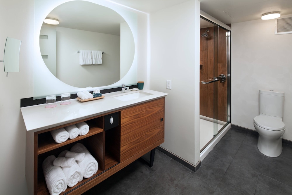 Junior Suite, 1 King Bed, Balcony thumbnail 5