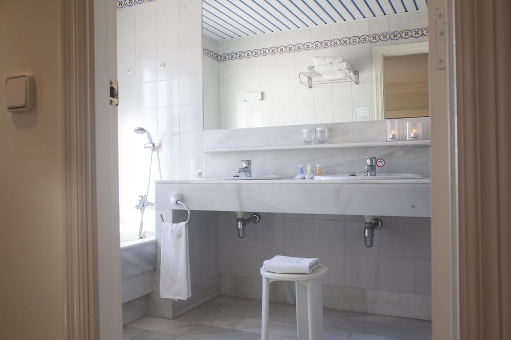 Superior Double Room (3 Adults) - Photo 13