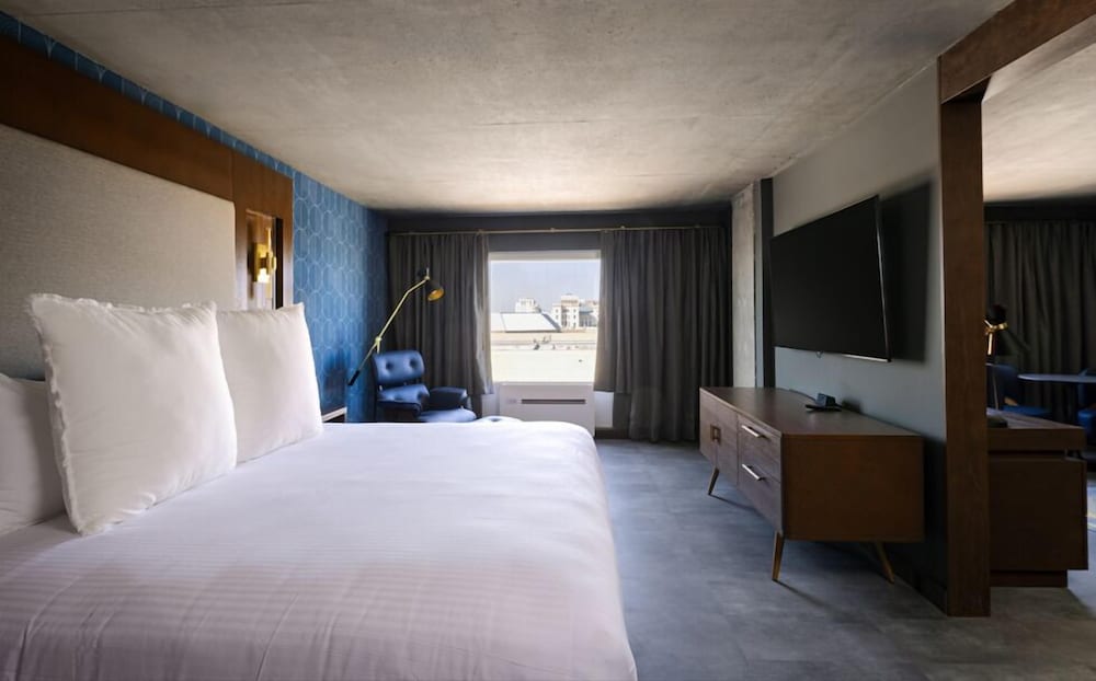 Signature Suite - Photo 3