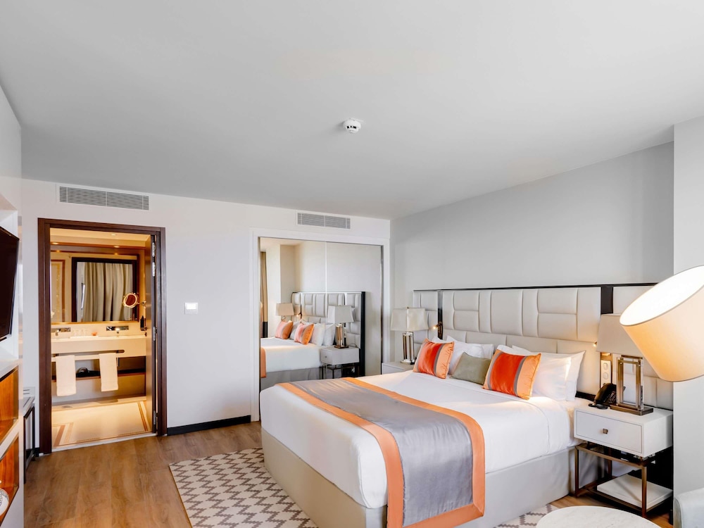 Junior Suite, 1 King Bed with Sofa bed, Ocean View - Photo 8