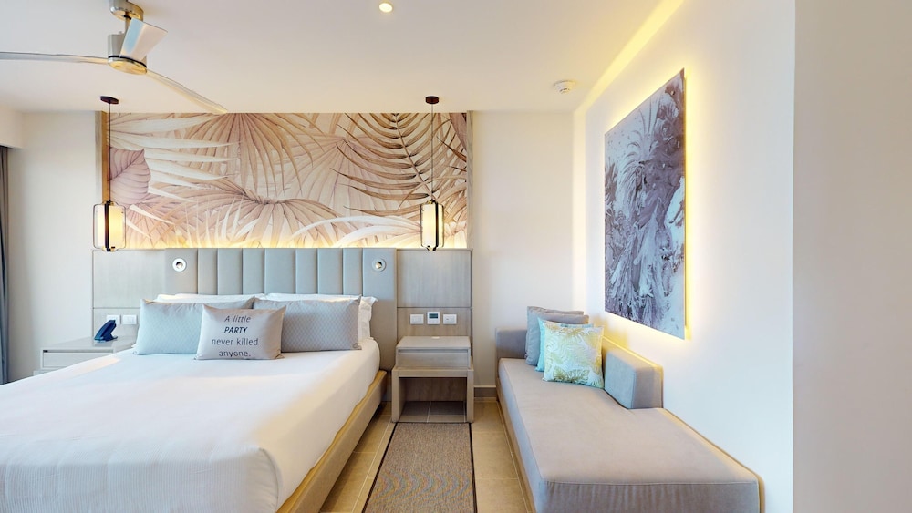 Luxury Presidential Beach Front Swim Out One Bedroom Suite Diamond Club