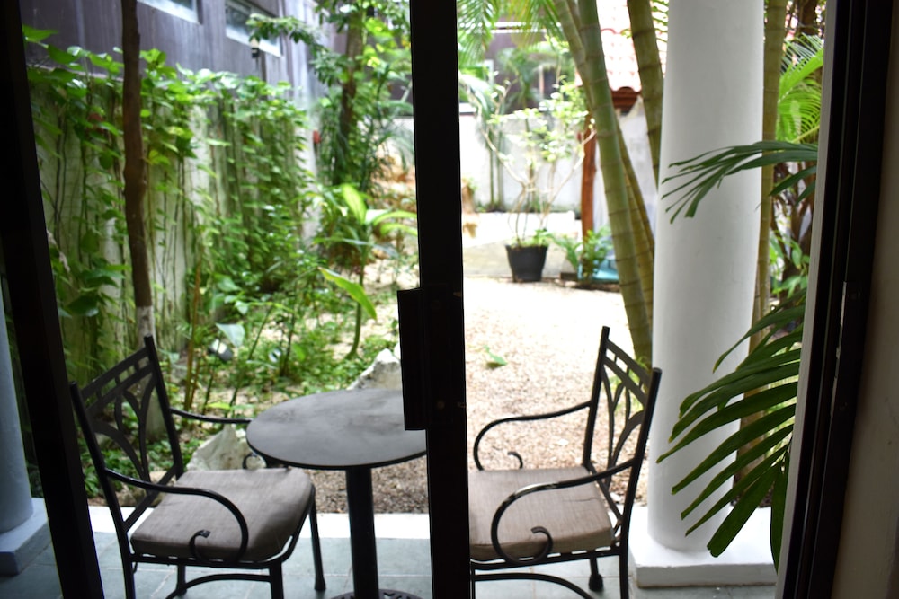 Room, Poolside - Photo 1