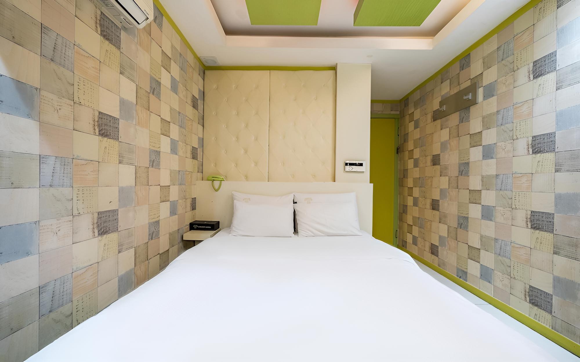 Room (Standard (OTT)) - Photo 3