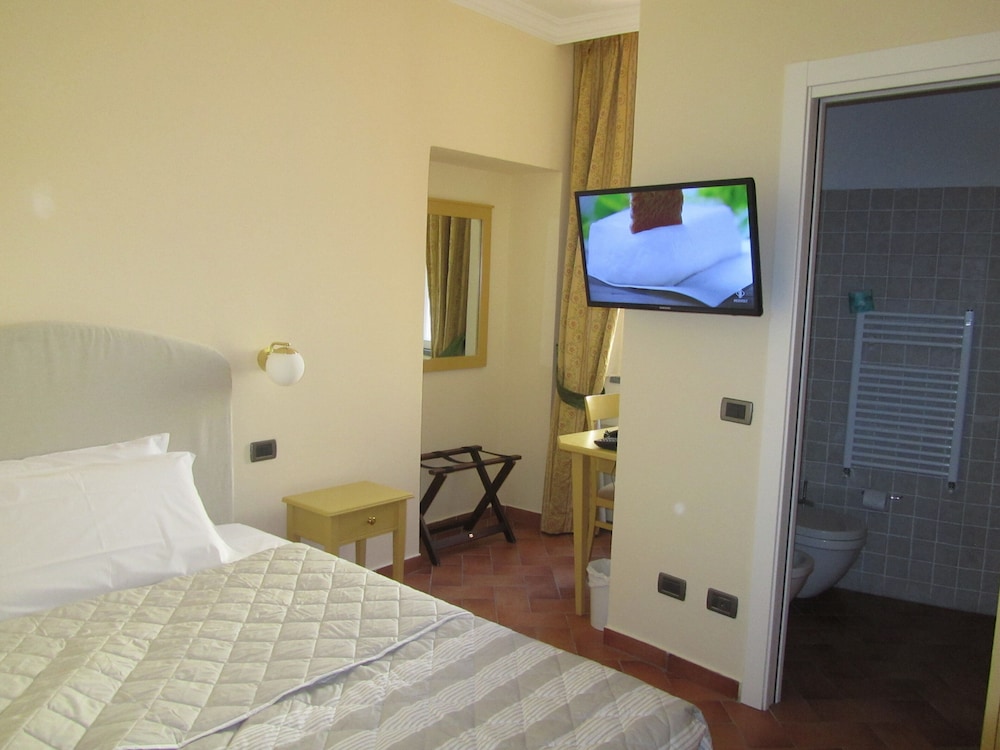 Double Room Single Use, 1 Large Twin Bed (Small)