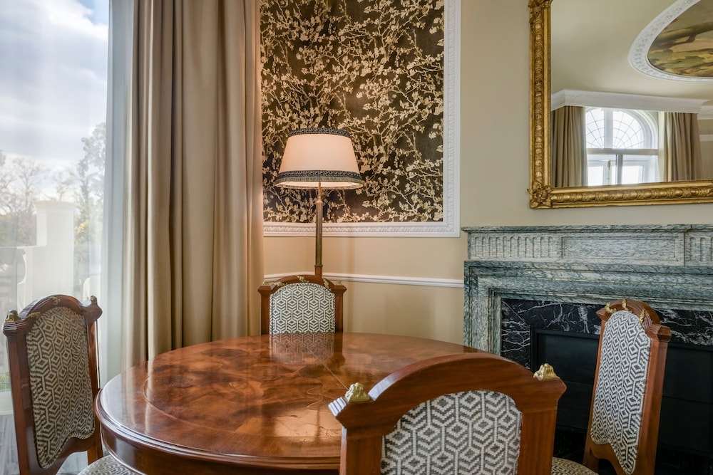 Suite, 1 King Bed, Park View (Corner, Fireplace)