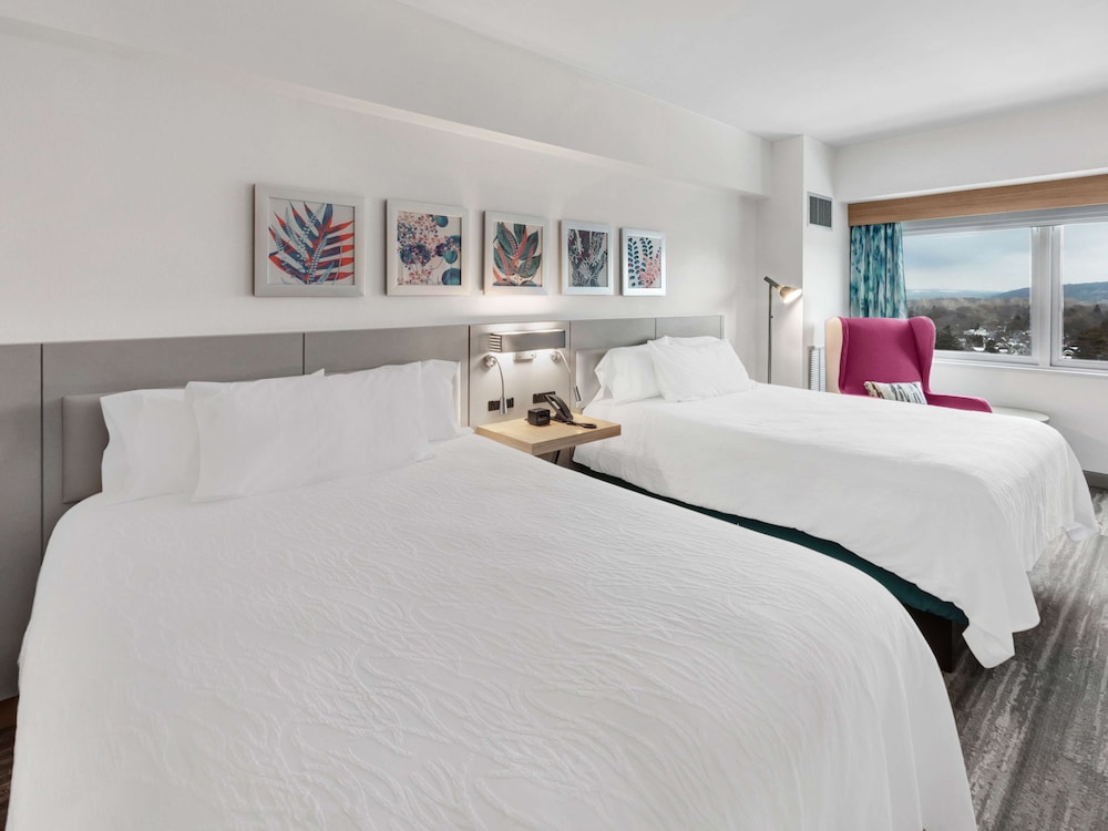 2 Queen Beds, Accessible (Roll-In Shower) - Photo 1