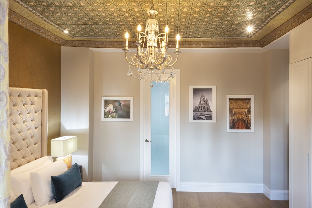 Deluxe Suite, 1 King Bed, Balcony