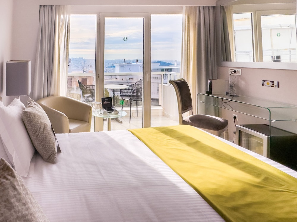 Signature Triple with Private Balcony and City View - Photo 2
