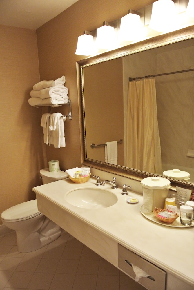 Room, 2 Queen Beds thumbnail 5