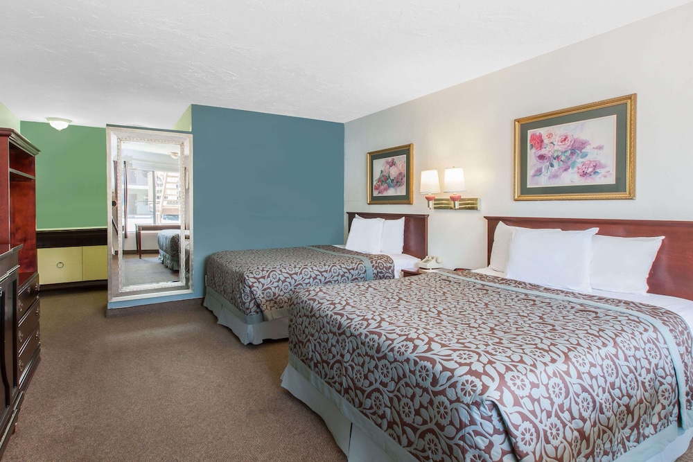 Standard Room, 2 Queen Beds - Photo 1