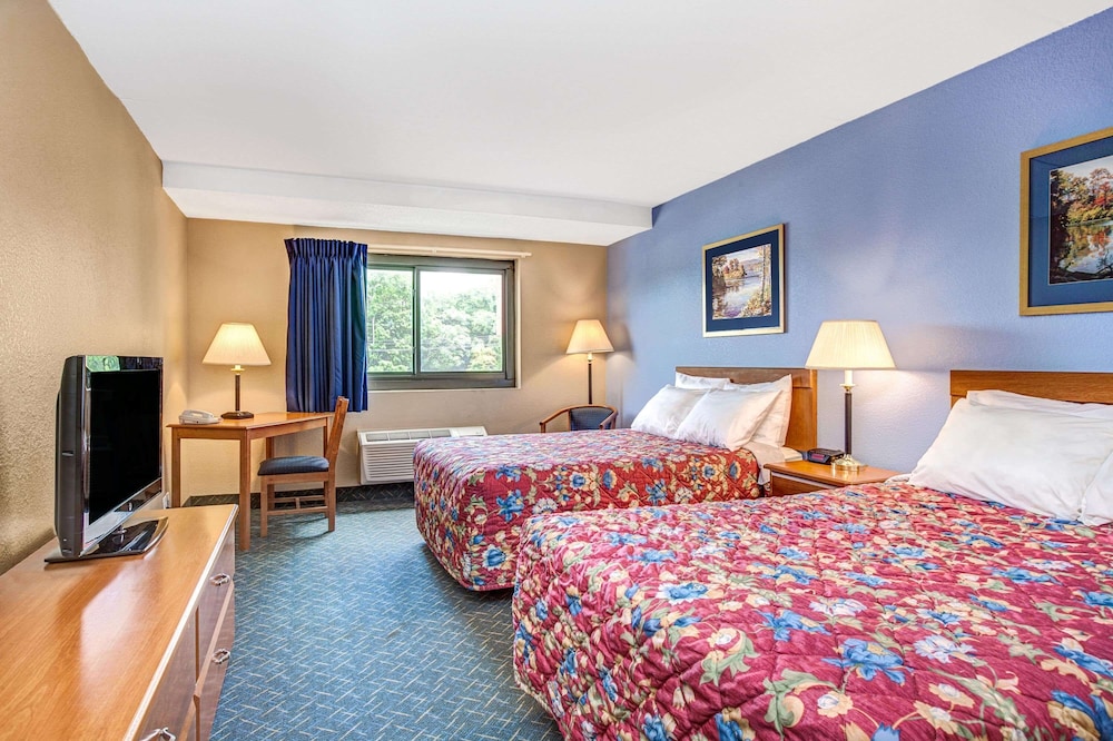 Room, Multiple Beds, Non Smoking - Photo 1