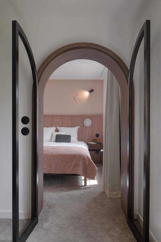 Suite, 1 Double Bed, Garden View photo 2