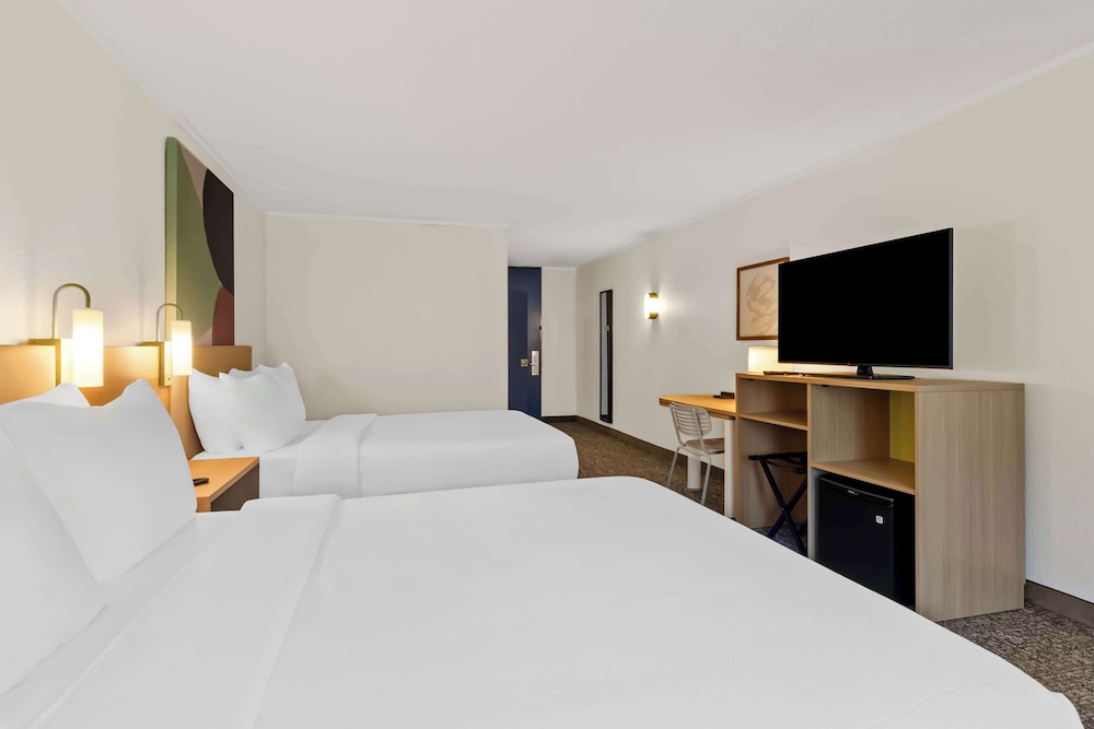 Room, 2 Queen Beds, Accessible, Bathtub (Mobility) photo 3