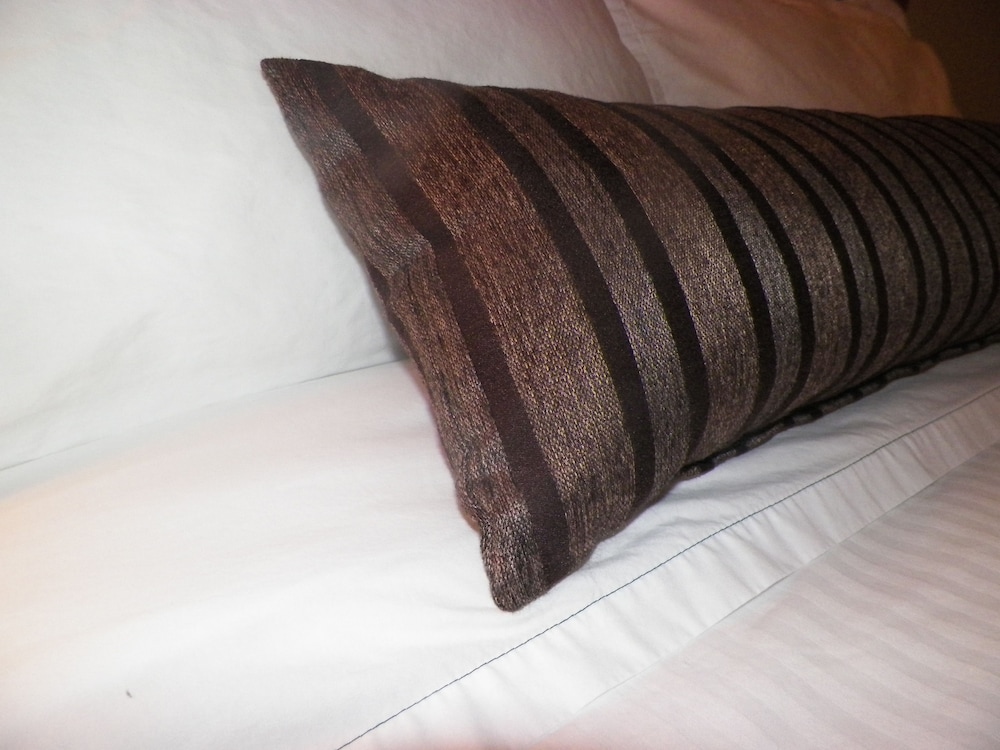 Room, 1 Queen Bed (Not Pet Friendly) photo 1