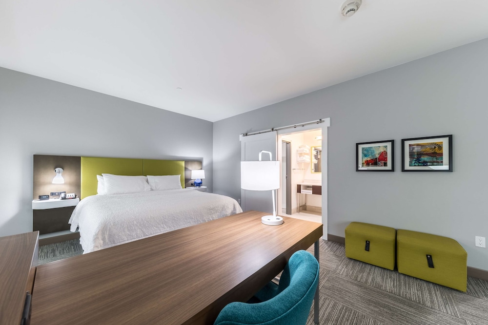 Room, 1 King Bed With Sofa Bed, Refrigerator photo 2