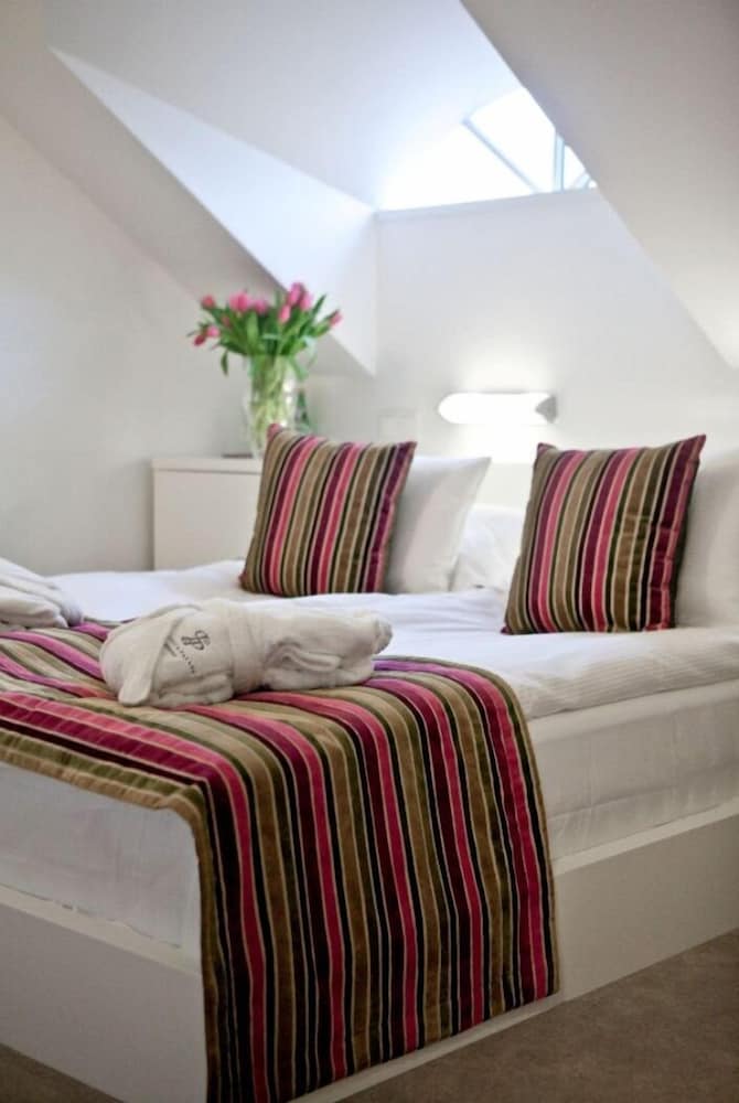 Standard Room, 1 Queen Bed photo 3