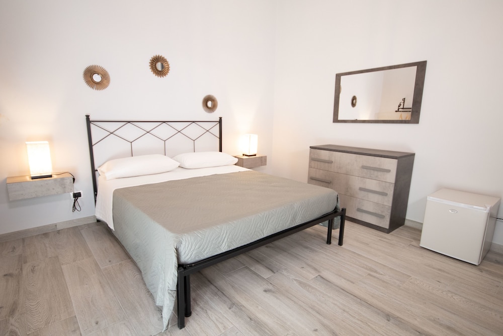 Deluxe Room, 1 Queen Bed with Sofa bed, Balcony photo 3