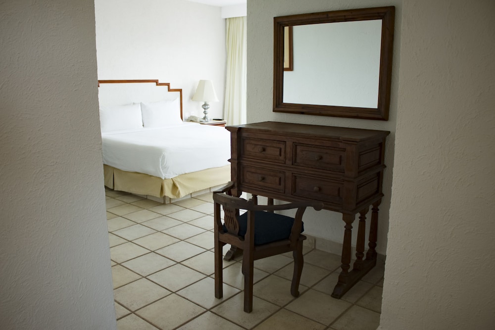 Junior Suite, 1 King Bed, Ocean View - Photo 2