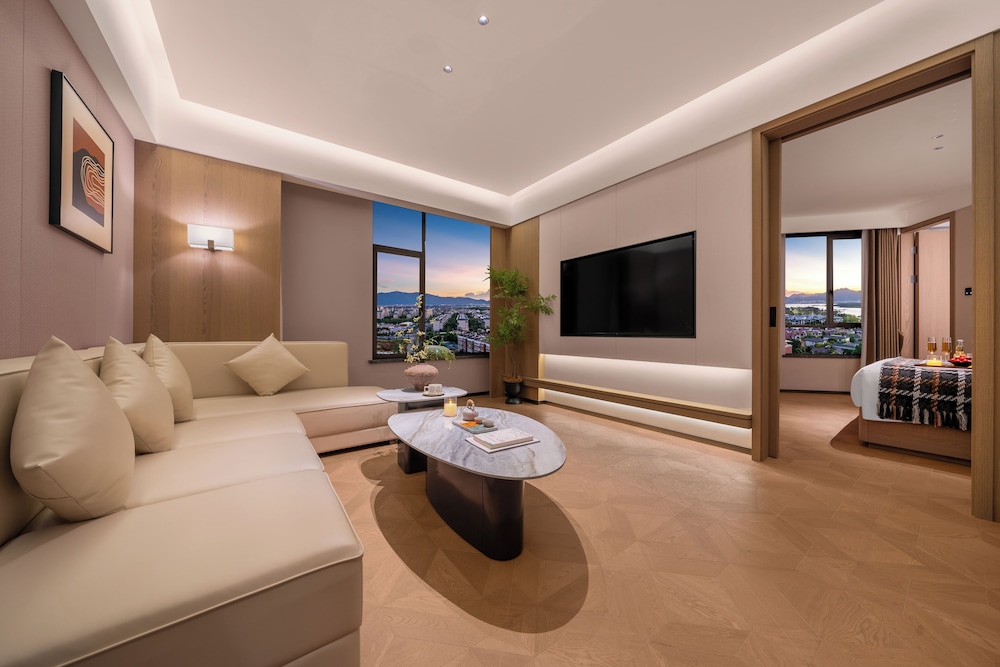 Luxury Suite, Courtyard View