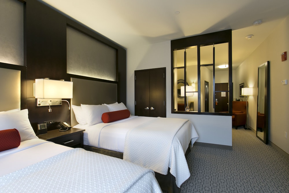 Suite, 2 Queen Beds photo 2