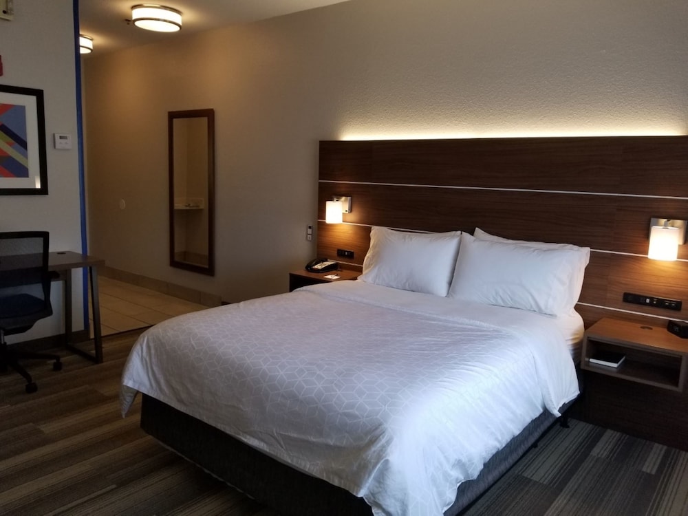 Standard Room, 1 Queen Bed, Accessible Bathtub (Communications) - Photo 4