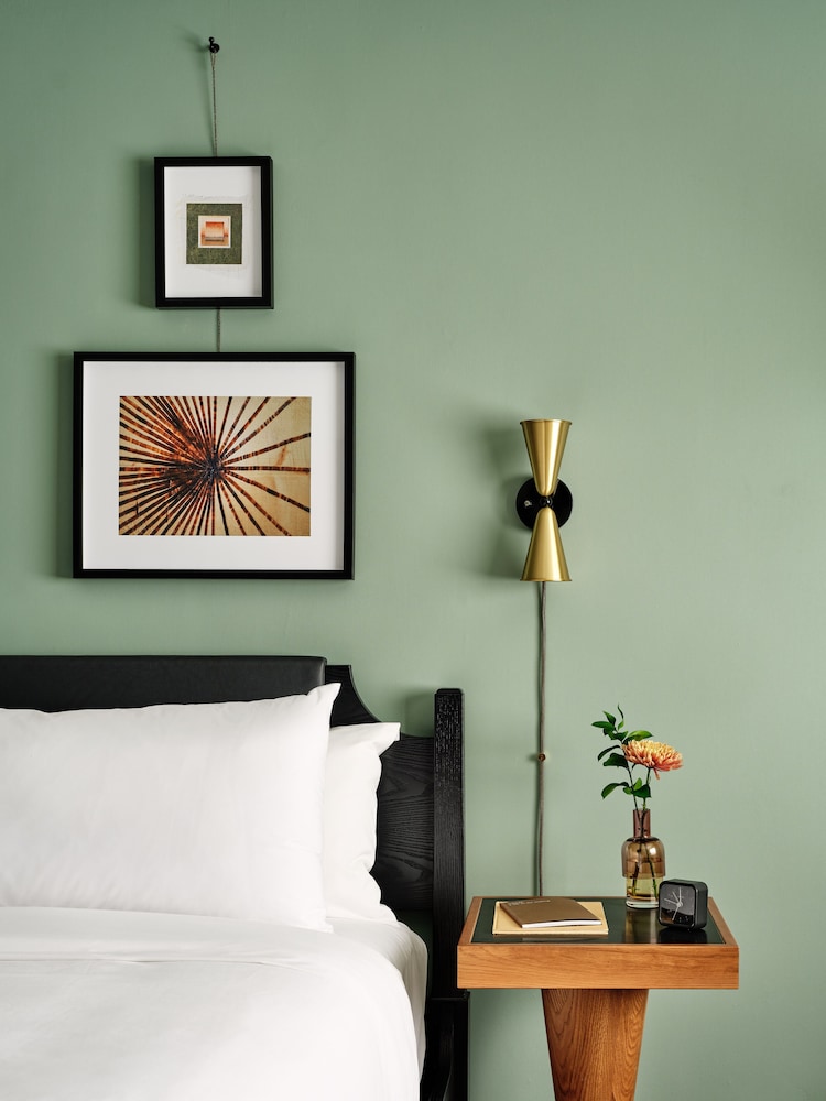 Deluxe Room, 1 King Bed, Hearing Accessible - Photo 3