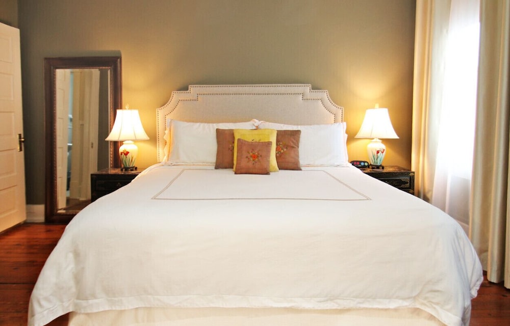 Premium Suite, 1 King Bed, Kitchen, Garden View (Renwick, 2nd Floor Walk-up)