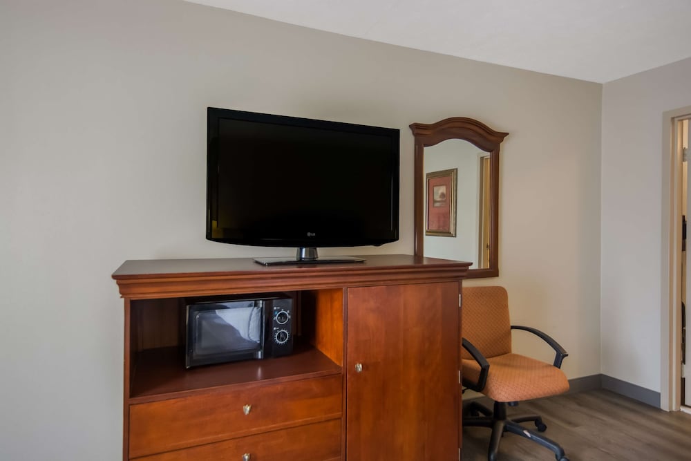 Standard Room, 1 Queen Bed, Smoking, Refrigerator & Microwave photo 1