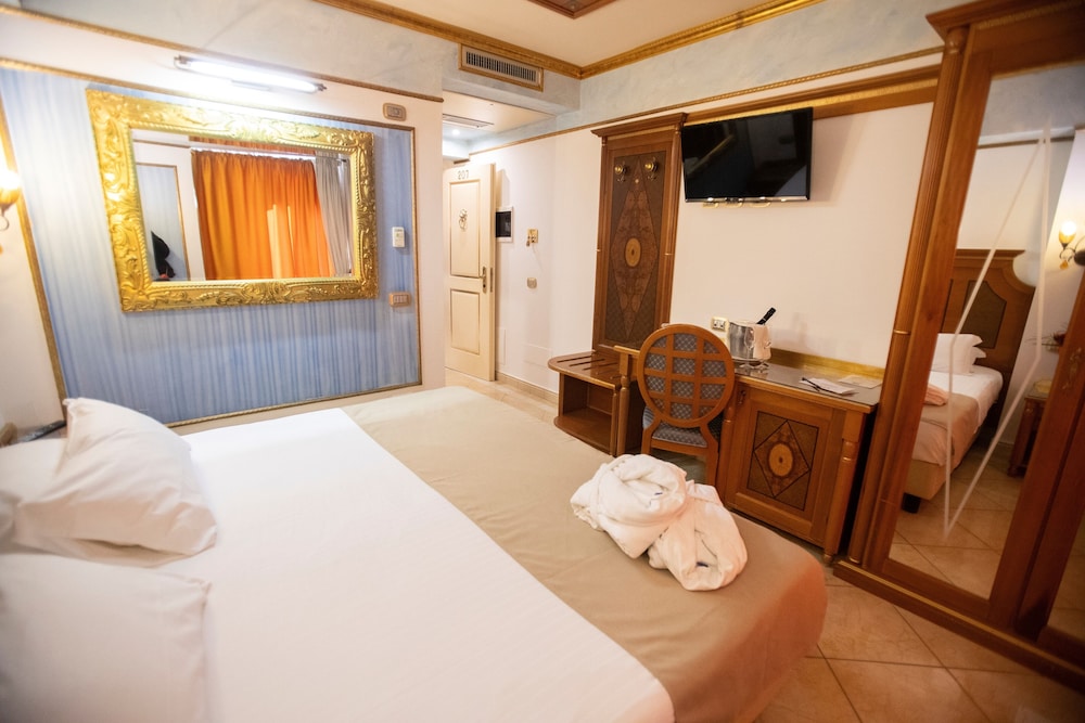 Deluxe Double Room, 1 King Bed, Balcony, Sea View photo 3