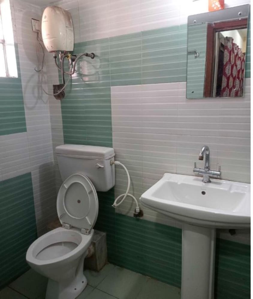 Deluxe Double Room, Multiple Beds, City View photo 2