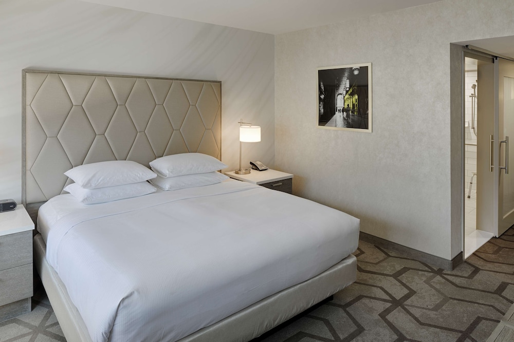 Room, 1 Queen Bed, Accessible (Mobility & Hearing, Roll-in Shower) - Photo 4