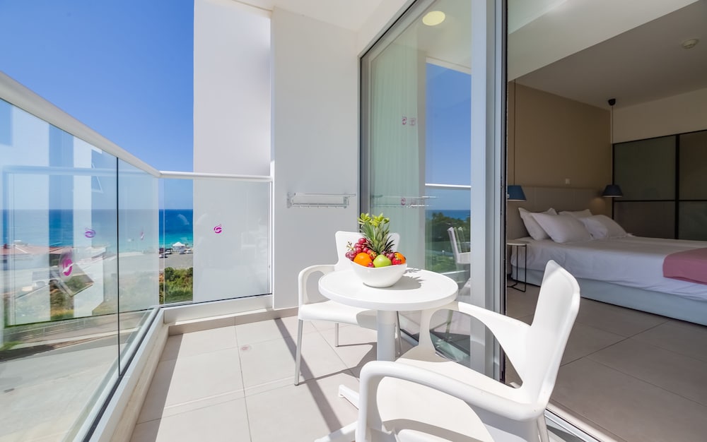 Superior Double Room, Partial Sea View - Photo 1