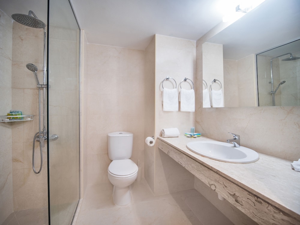 Standard Double or Twin Room, 1 Double or 2 Twin Beds, Balcony, Partial Sea View - Photo 5