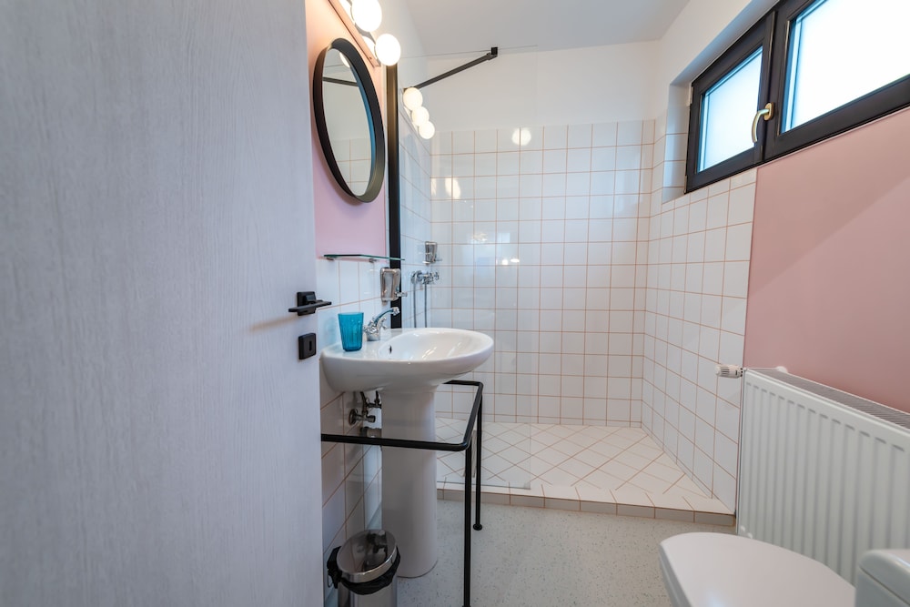 Senior Studio Suite - Photo 11