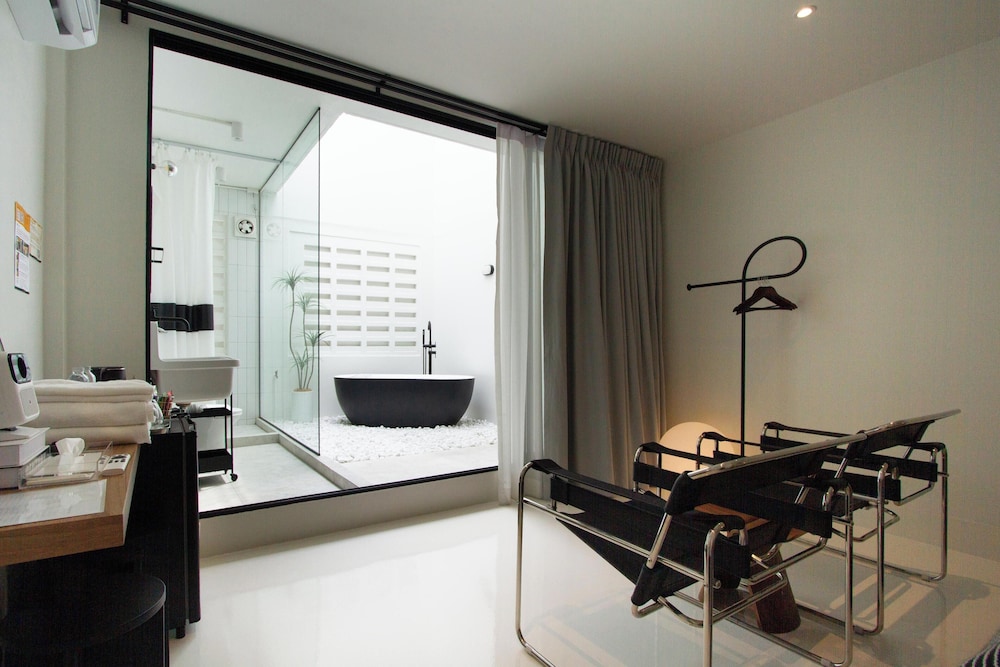 Deluxe Room With Bathtub
