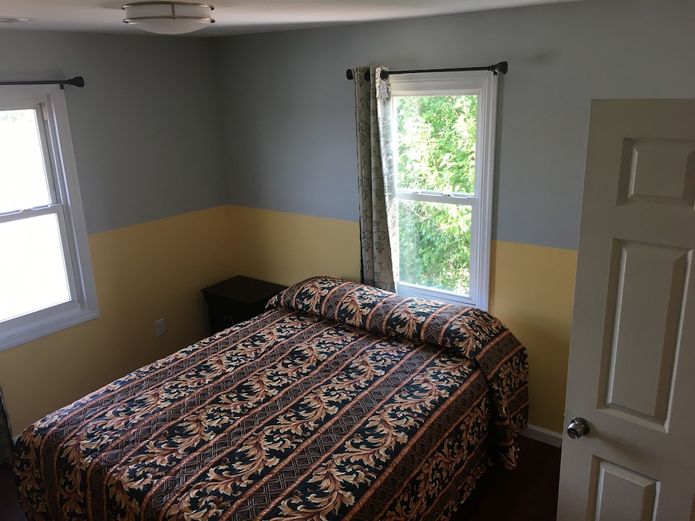 Newly Renovated 4 Bedroom Apartment - Photo 4