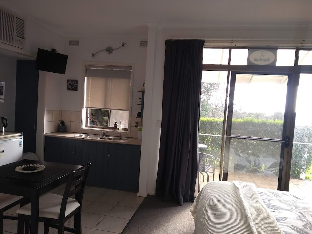 Superior Studio, 1 Queen Bed, Jetted Tub, Partial Sea View (The Kiah) photo 2