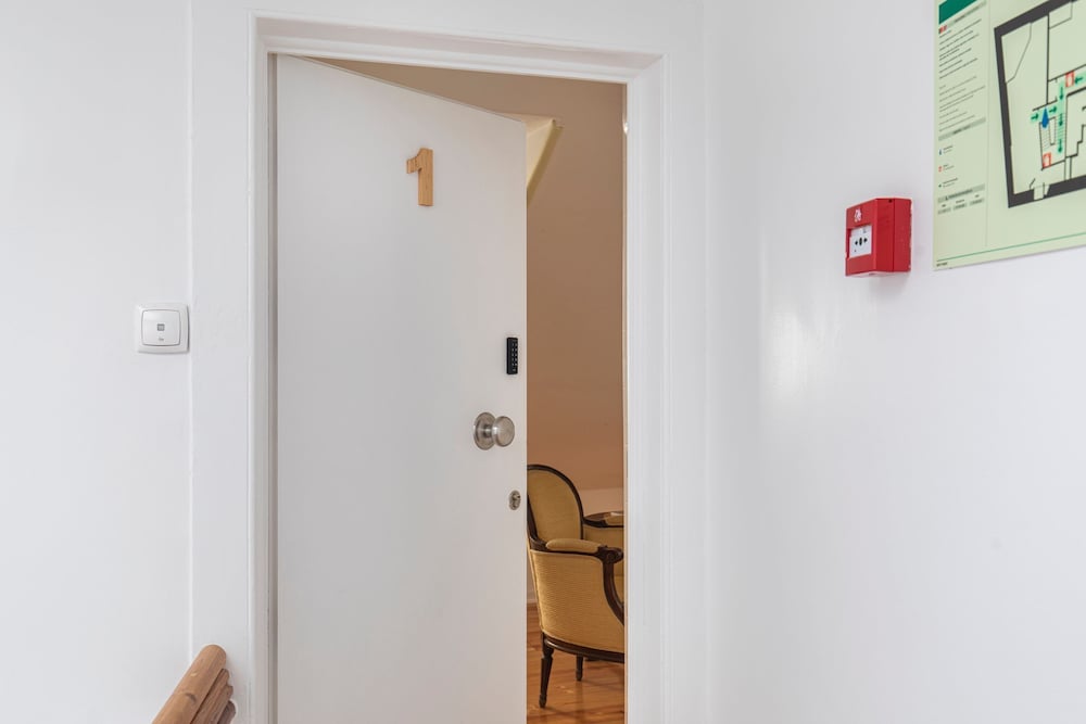 Basic Loft, 1 Queen Bed, Private Bathroom photo 3
