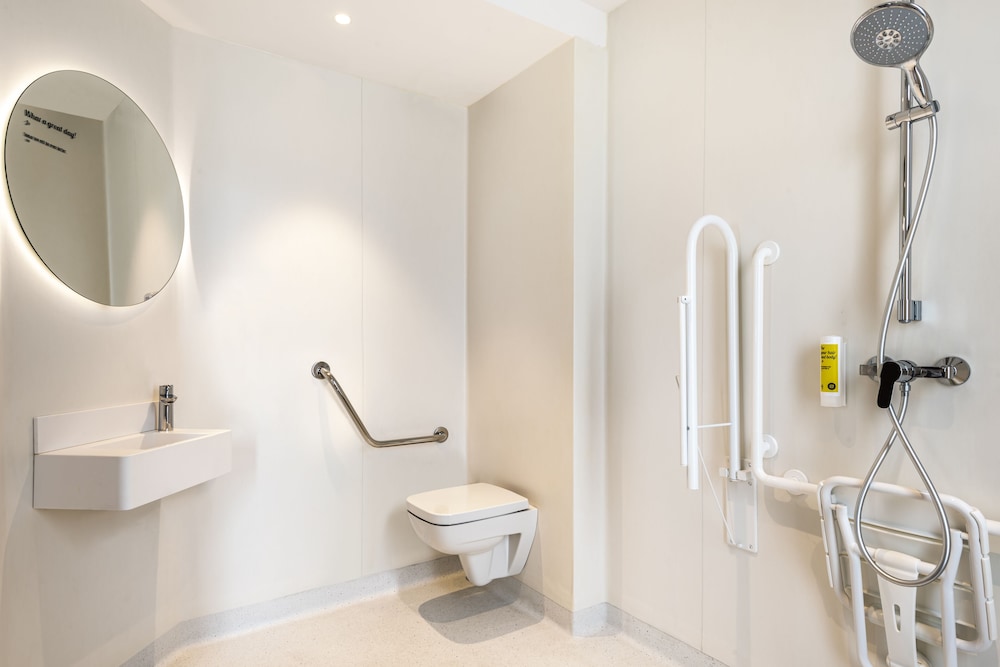 Twin Ensuite Bedroom - Wheelchair access - Photo 3